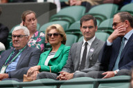TENNIS - Roger Federer sitzt mit seinen Eltern Lynette und Robert auf der Tribüne in Wimbledon