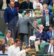 TENNIS - Roger Federer sitzt mit seinen Eltern Lynette und Robert auf der Tribüne in Wimbledon
