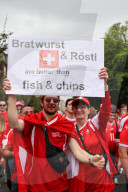 FUSSBALL - EURO 2024: Fanmärsche vor dem Spiel England - Schweiz in Düsseldorf