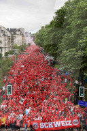 FUSSBALL - EURO 2024: Fanmärsche vor dem Spiel England - Schweiz in Düsseldorf