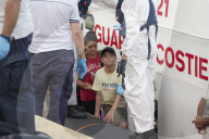 Sbarco di 107 immigrati tra cui 10 minori al porto di Crotone