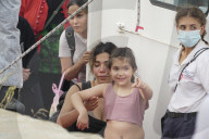 Sbarco di 107 immigrati tra cui 10 minori al porto di Crotone