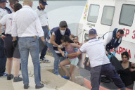 Sbarco di 107 immigrati tra cui 10 minori al porto di Crotone