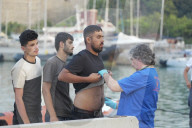 Sbarco di 107 immigrati tra cui 10 minori al porto di Crotone