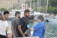 Sbarco di 107 immigrati tra cui 10 minori al porto di Crotone