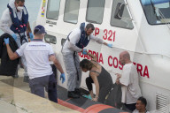 Sbarco di 107 immigrati tra cui 10 minori al porto di Crotone