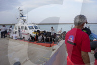 Sbarco di 107 immigrati tra cui 10 minori al porto di Crotone