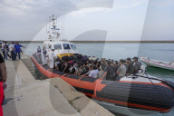 Sbarco di 107 immigrati tra cui 10 minori al porto di Crotone