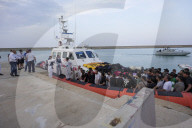 Sbarco di 107 immigrati tra cui 10 minori al porto di Crotone
