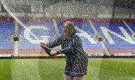 FEATURE - Ruth Breen arbeitet auch 10 Jahre nach dem Millionengewinn im Lotto weiterhin als Hebamme in Wigan