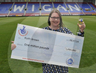FEATURE - Ruth Breen arbeitet auch 10 Jahre nach dem Millionengewinn im Lotto weiterhin als Hebamme in Wigan