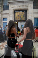 Ritardi e cancellazioni dei treni in stazione centrale a causa di un guasto alla linea dell’alta velocità
Ritardi e cancellazioni dei treni in stazione centrale a causa di un guasto alla linea dell’alta velocità
