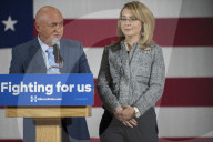Bill Clinton campaigns for Hillay
