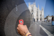 Milano isola di calore urbano: panchine delle piazze non alberate sopra i 40 gradi 