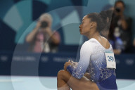 Simone Biles slips off balance beam during finals