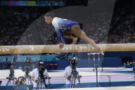Simone Biles slips off balance beam during finals