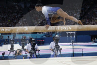 Simone Biles slips off balance beam during finals