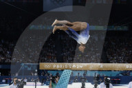 Simone Biles slips off balance beam during finals
