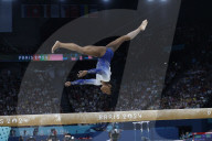 Simone Biles slips off balance beam during finals