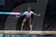 Simone Biles slips off balance beam during finals