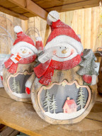 FEATURE - Summerhill Garden Centre in Basildon, UK, setzt am heißesten Tag des Jahres auf Weihnachtsstimmung
