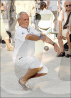 Patrice Laffont et Jean-Michel Aulas jouent une partie de pÃ©tanque Ã  Saint Tropez. FTW-Zippo.