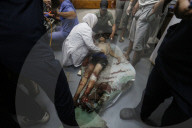Injured Gazans arrive hospital after Israeli attack