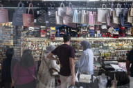 Milano - Turisti visitano la citt&#xe0; malgrado il caldo e le temperature elevate
Milano - Turisti visitano la citt&#xe0; malgrado il caldo e le temperature elevate