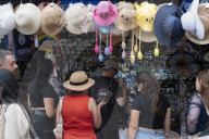 Milano - Turisti visitano la citt&#xe0; malgrado il caldo e le temperature elevate
Milano - Turisti visitano la citt&#xe0; malgrado il caldo e le temperature elevate