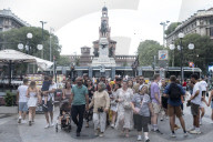 Milano - Turisti visitano la citt&#xe0; malgrado il caldo e le temperature elevate
Milano - Turisti visitano la citt&#xe0; malgrado il caldo e le temperature elevate