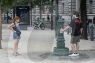 Milano - Turisti visitano la citt&#xe0; malgrado il caldo e le temperature elevate
Milano - Turisti visitano la citt&#xe0; malgrado il caldo e le temperature elevate