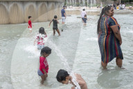 Milano - Turisti visitano la citt&#xe0; malgrado il caldo e le temperature elevate
Milano - Turisti visitano la citt&#xe0; malgrado il caldo e le temperature elevate