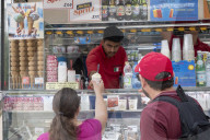 Milano - Turisti visitano la citt&#xe0; malgrado il caldo e le temperature elevate
Milano - Turisti visitano la citt&#xe0; malgrado il caldo e le temperature elevate