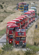 FEATURE - 40 klassische Doppeldecker-Busse fahren durch die Salisbury Plains