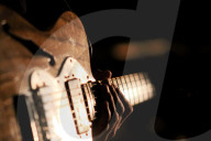 Guitare, guitar, illustration, noir et blanc, sepia, main,  geste, guitariste, illustration, image, gros plan, close shot, cadre serre, concert, music, picture, classique,flou, reflet, manche de guitare