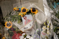 Brandizzo - Mazzi di fiori e messaggi di cordoglio davanti alla stazione