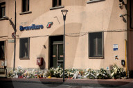 Brandizzo - Mazzi di fiori e messaggi di cordoglio davanti alla stazione