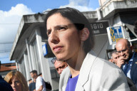 Elly Schlein rende omaggio alle vittime della tragedia ferroviaria a Brandizzo