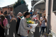Elly Schlein rende omaggio alle vittime della tragedia ferroviaria a Brandizzo