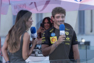 Milano -. Charles Leclerc arriva su un motoscafo Riva a salutare i tifosi in vista del GP di Monza.