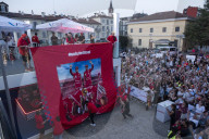 Milano -. Charles Leclerc arriva su un motoscafo Riva a salutare i tifosi in vista del GP di Monza.