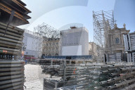 Lavori di allestimento del palco che ospiterÃ  la rassegna di musica classica MiTo in piazza San Carlo a Torino
