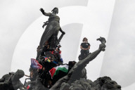 NEWS - Paris : Proteste gegen den französischen Präsidenten nach Ernennung des neuen Premiers