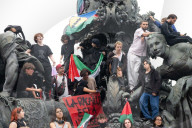 NEWS - Paris : Proteste gegen den französischen Präsidenten nach Ernennung des neuen Premiers