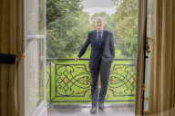 EXCLUSIVE - Paris: Neuer Premier Michel Barnier posiert im Hotel De Matignon