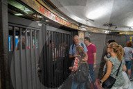 Line 3 of the Barcelona metro at Pla&#xe7;a Catalunya closed due to a collapse.
Line 3 of the Barcelona metro at Plaa Catalunya closed due to a collapse.