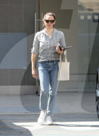 PREMIUM EXCLUSIVE Jennifer Garner Looks Effortlessly Chic As She Bonds With Fin In Los Angeles
