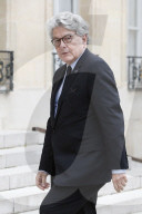 Les acteurs de l'industrie française, dirigeants d'entreprises, d'élus, des représentants de collectivités et d'associations arrivent pour la réception "accélérer notre réindustrialisation" avec le président au palais de l'Elysée à Paris