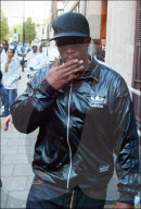 P Diddy quitte les studios de Radio 1. Exclu. GBX *