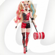La poupée Barbie se joint aux célébrations du 85ème anniversaire de Batman, qui sera célébré plus tard dans l'année, en incarnant deux de ses adversaires féminines.